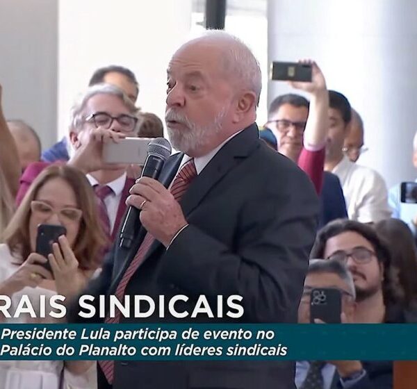 Mínimo tem que subir de acordo com o crescimento da economia, diz Lula