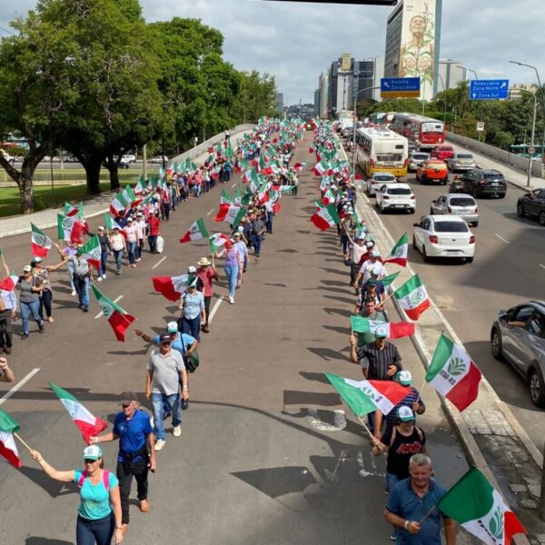 FETAG RS: Agricultores e agricultoras saem às ruas de Porto Alegre para cobrar medidas sobre estiagem