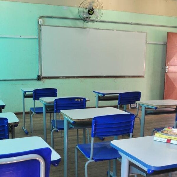 Leite não paga insalubridade a funcionários de escolas que ganham menos que um salário mínimo