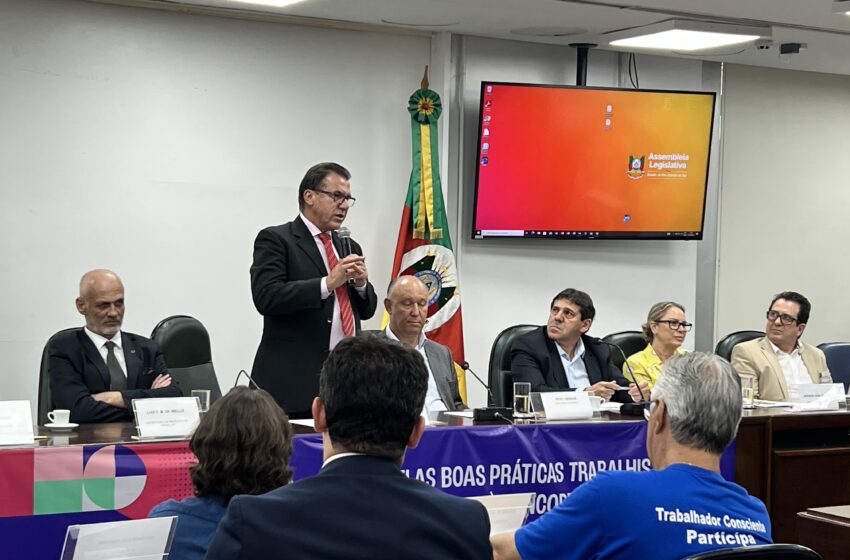  Ministro do Trabalho assina pacto pelo trabalho decente no segmento terceirizado do RS