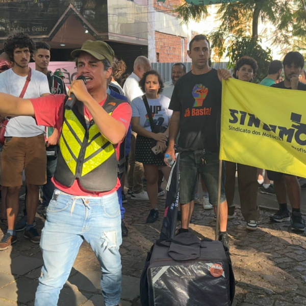 Ato antirracista reúne centenas de pessoas em apoio ao motoboy vítima de agressão e detido pela BM em Porto Alegre