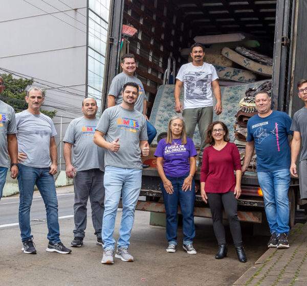 Sindicomerciários Caxias carrega caminhão da campanha de arrecadação para cidades atingidas pela enchente