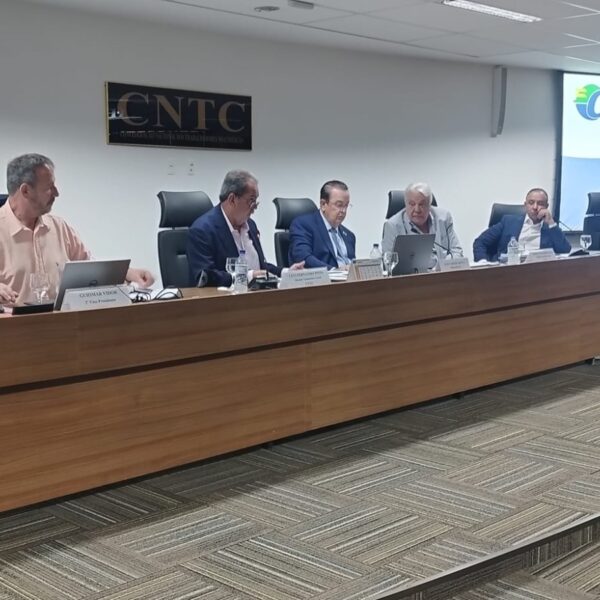 Presidente da Fecosul, Guiomar Vidor, participa de reunião na CNTC em Brasília