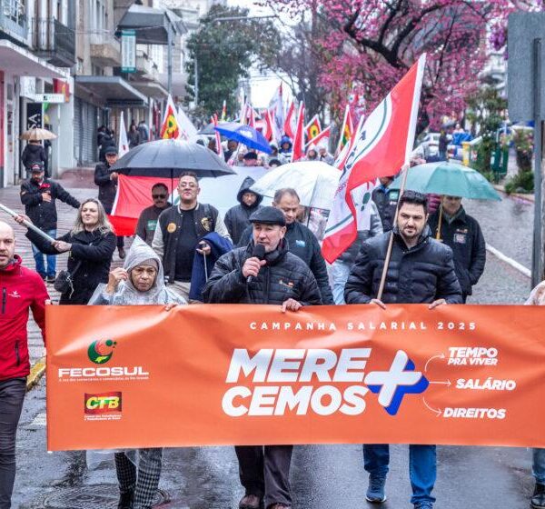 Mesmo com chuva, FECOSUL e Sindicomerciários Caxias lançam Campanha Salarial 2025 com grande caminhada no centro de Caxias do Sul