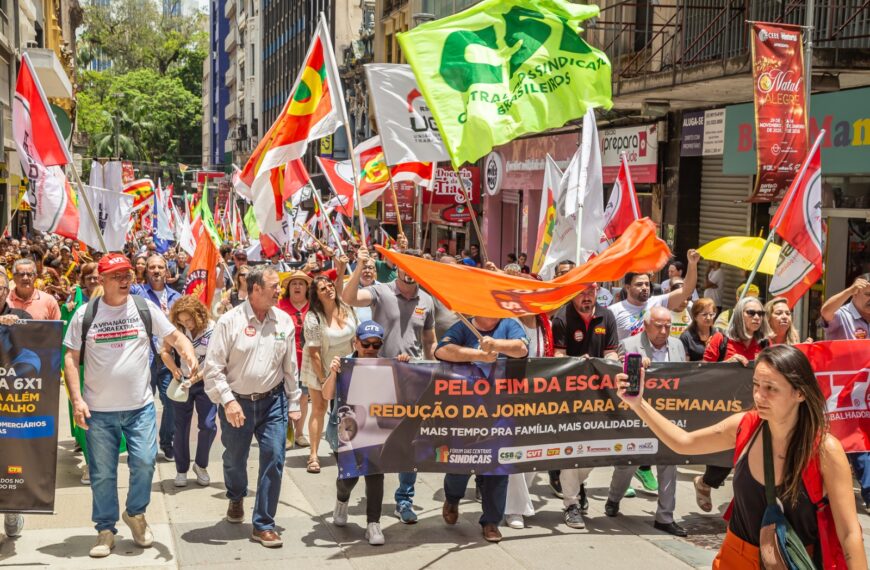 Ato contra a escala 6×1 reúne centrais sindicais e movimentos sociais na Esquina Democrática, em Porto Alegre