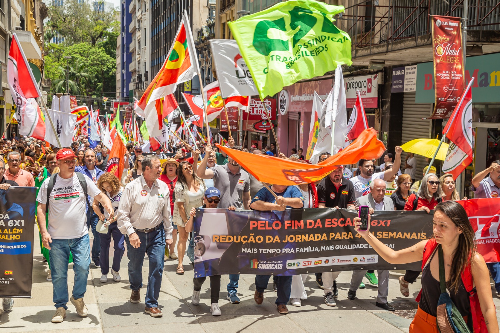 Ato contra a escala 6×1 reúne centrais sindicais e movimentos sociais na Esquina Democrática, em Porto Alegre
