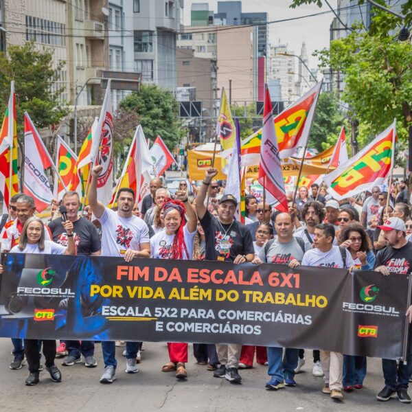 Trabalhadores comerciários de todo o país realizam caminhada histórica em Caxias do Sul pelo fim da escala 6×1