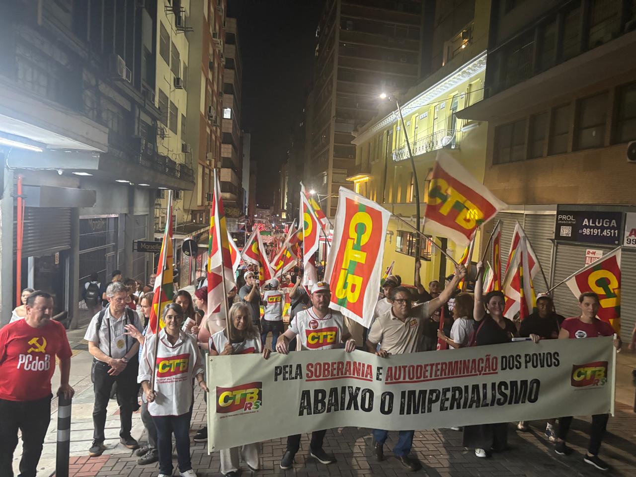 Marcha ocupa ruas de Porto Alegre e abre conferência antifascista
