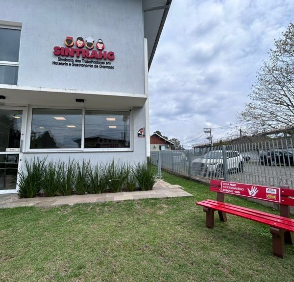 SINTRAHG inaugura Banco Vermelho em Gramado e reforça luta contra o feminicídio