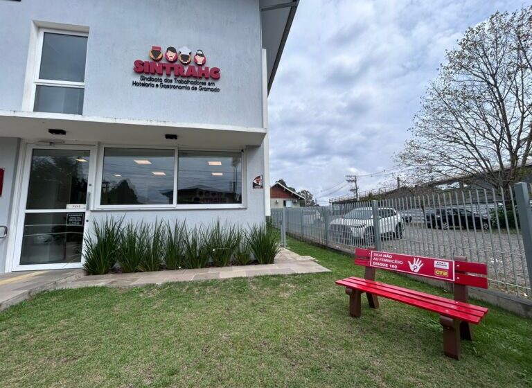  SINTRAHG inaugura Banco Vermelho em Gramado e reforça luta contra o feminicídio