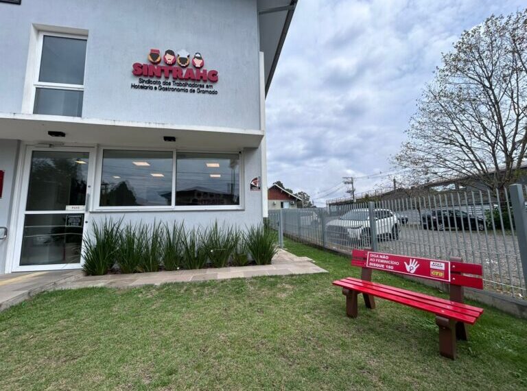 SINTRAHG inaugura Banco Vermelho em Gramado e reforça luta contra o feminicídio
