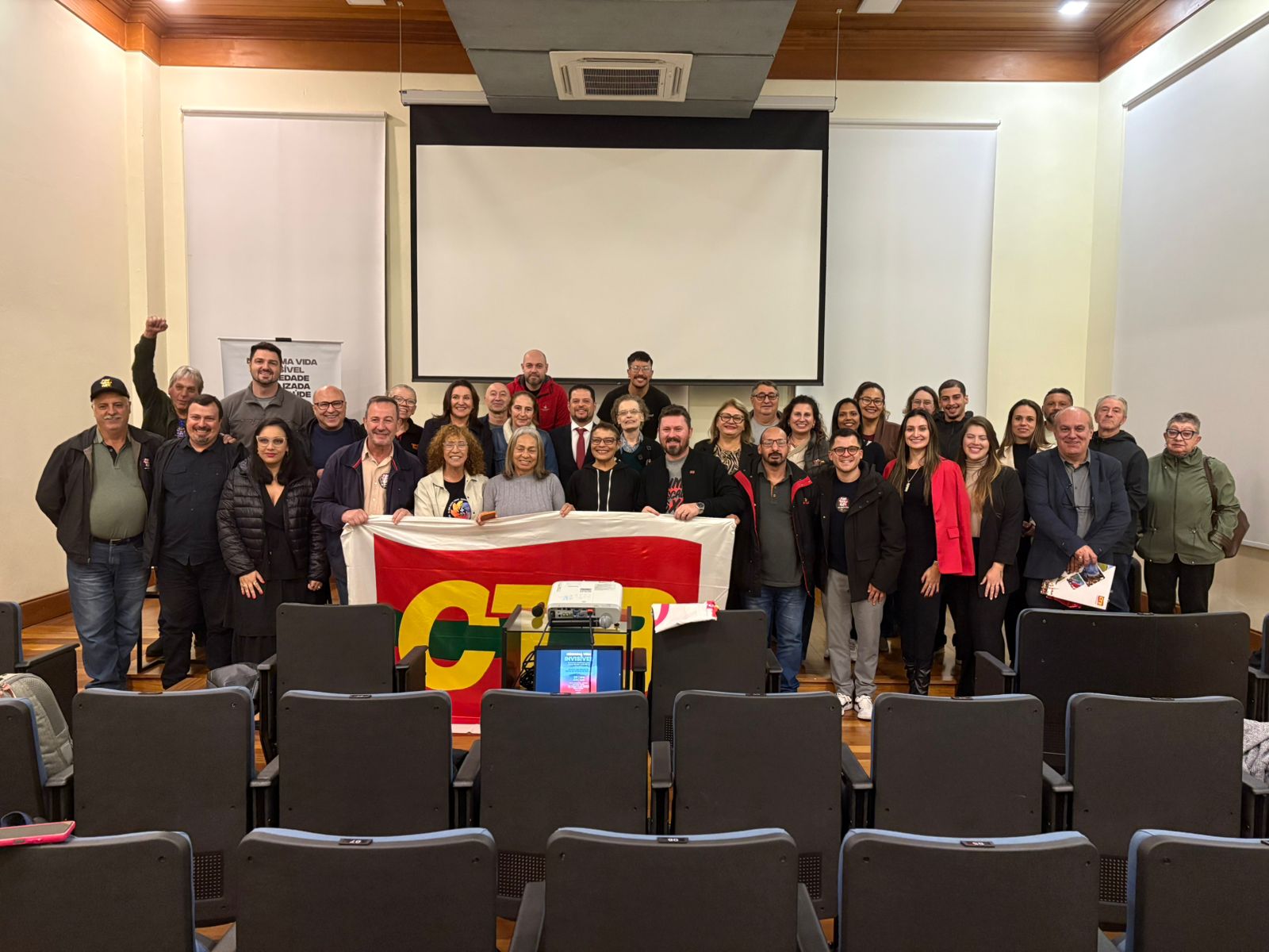 Encontro na UFRGS destaca memória de vítimas de acidentes de trabalho e alerta para crise de saúde mental