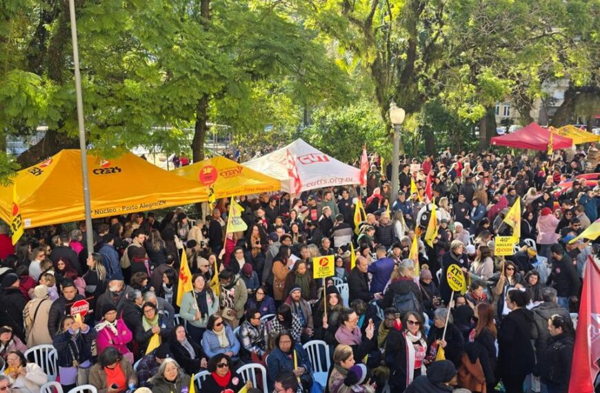 Greve da educação e ato no Piratini reforçam mobilização contra leilão de escolas públicas estaduais no RS