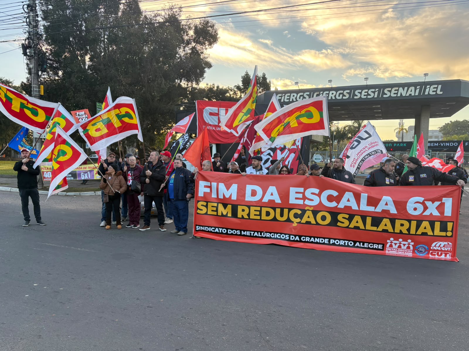 CTB-RS e centrais sindicais realizam ato em frente à Fiergs pelo fim da escala 6×1