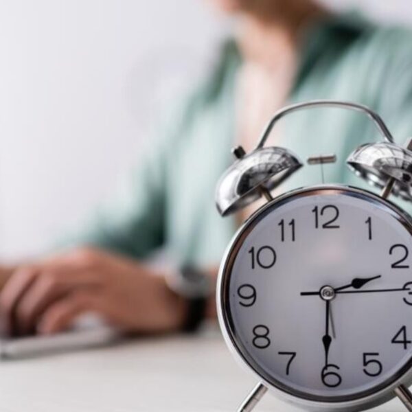 SINDESC/RS reúne com SESCON/RS para tratar da transição para jornada de 42 horas semanais