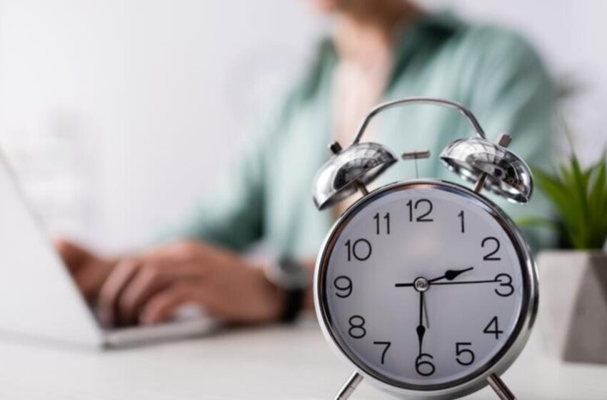  SINDESC/RS reúne com SESCON/RS para tratar da transição para jornada de 42 horas semanais